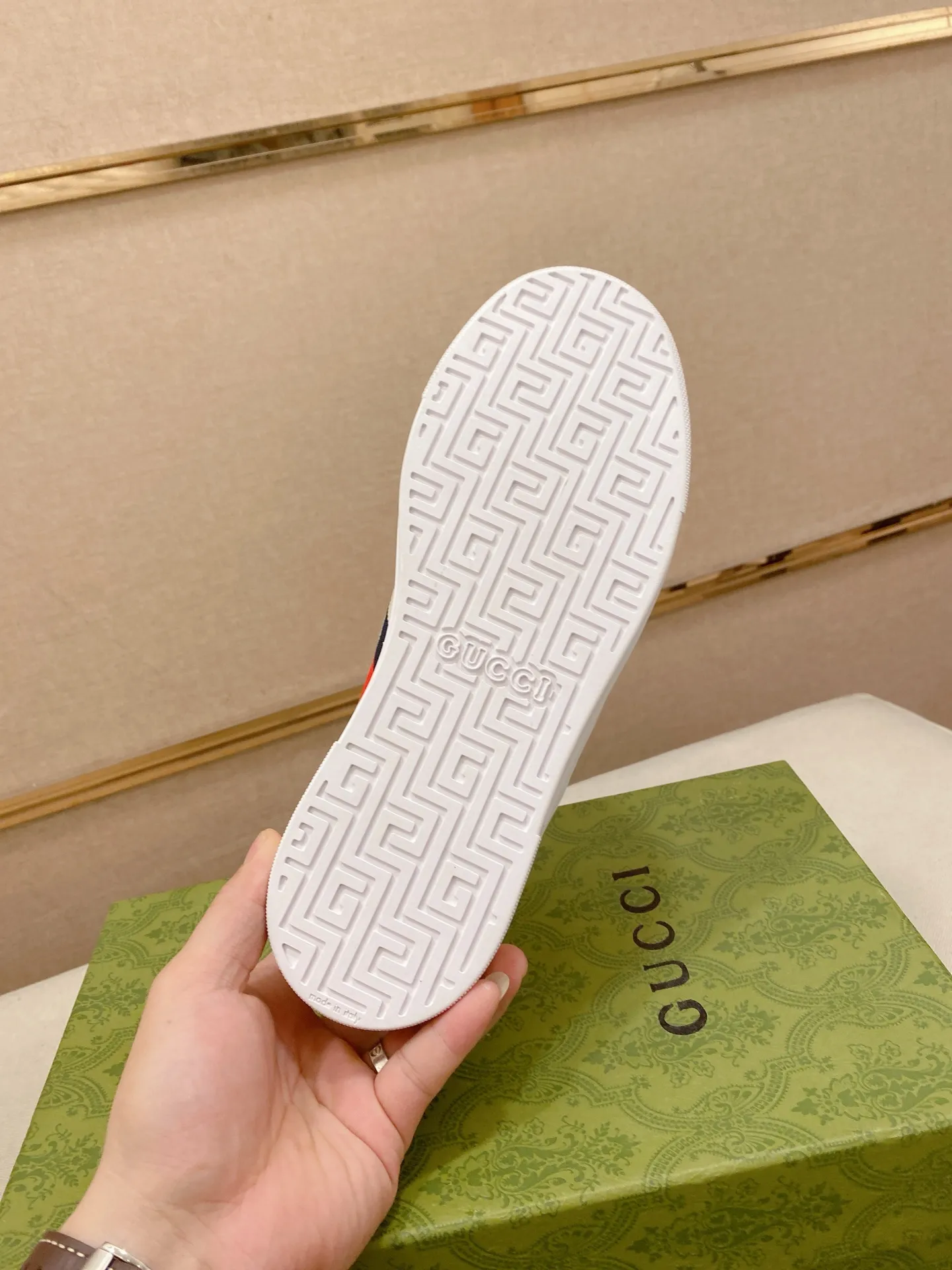 Factory price: 400💰 (GUCCI) The latest model from the official website 🎁🎁Casual and fashionable men's shoes👟, hot style💥The version is simple and elegant, exclusive for trendy men. Unique latest brand elements from the official website👑Original decoration, fashionable and generous, the fabric is original cowhide ✅Sheepskin lining, the official website specifies wear-resistant casual outsole, the classic model is taken in kind at the counter🎬38-44 (45 is not returned or exchanged when customized)